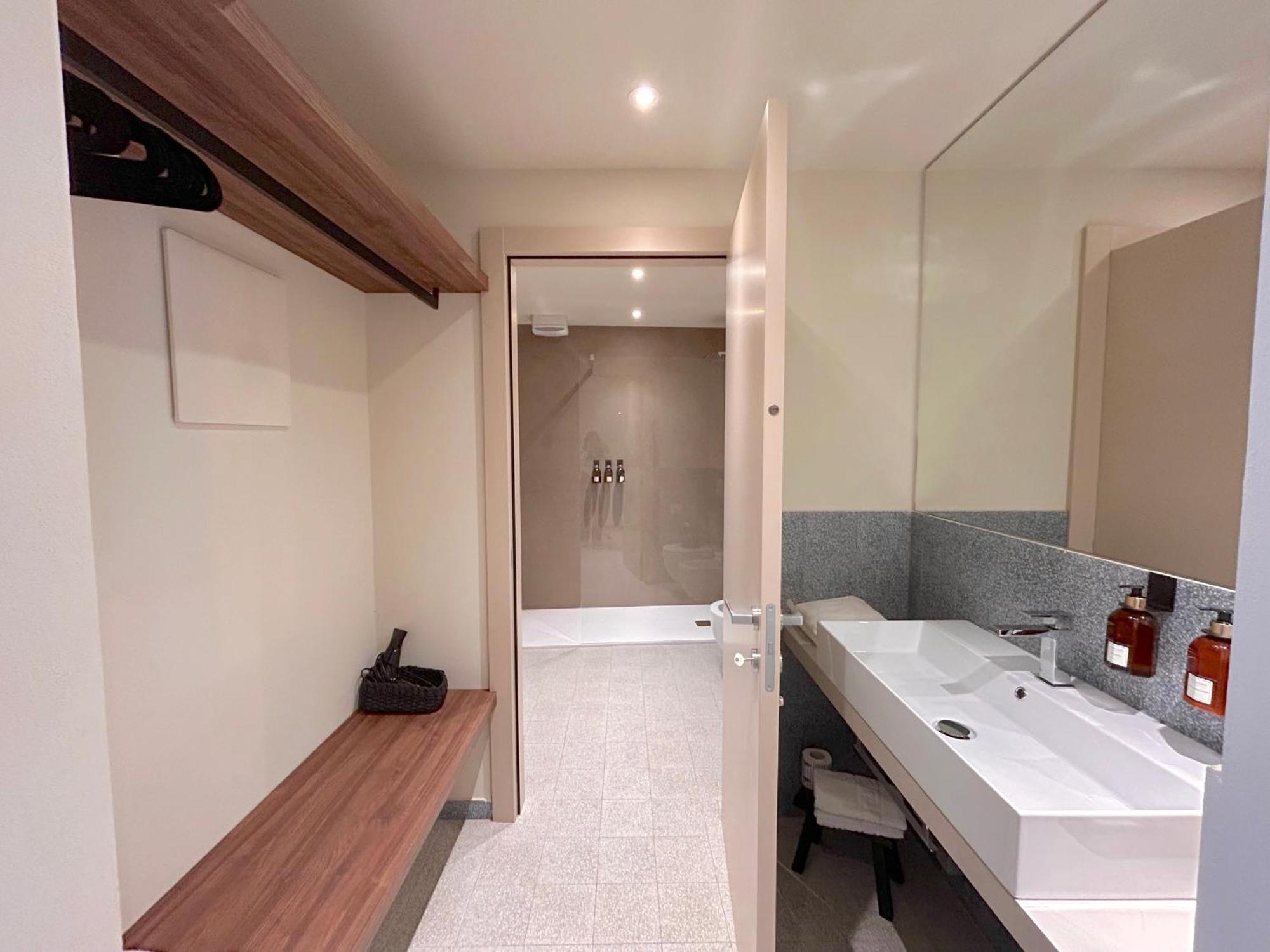 The Lake Suites Com - Luxury Stay In لاتيزي المظهر الخارجي الصورة