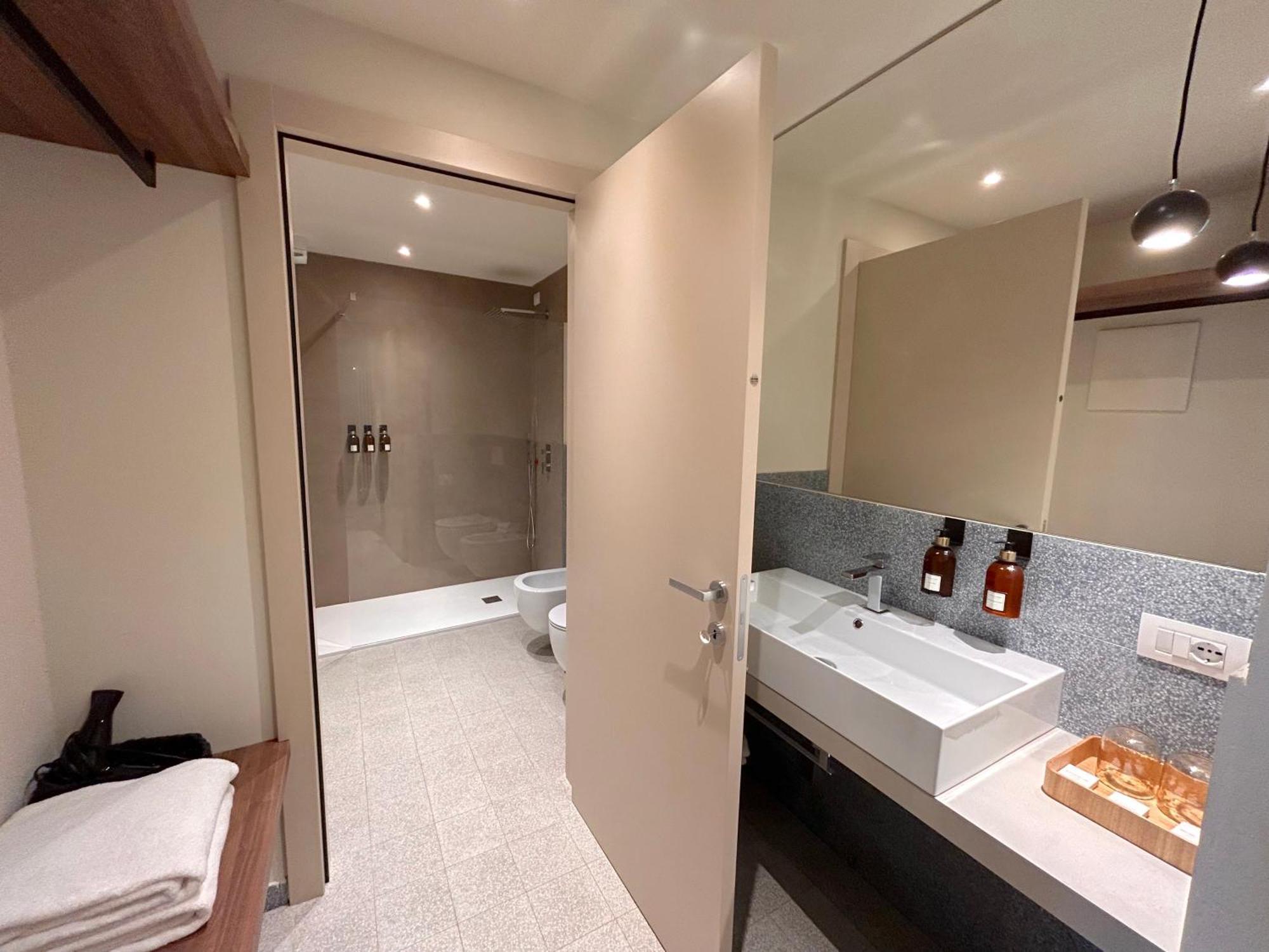 The Lake Suites Com - Luxury Stay In لاتيزي المظهر الخارجي الصورة