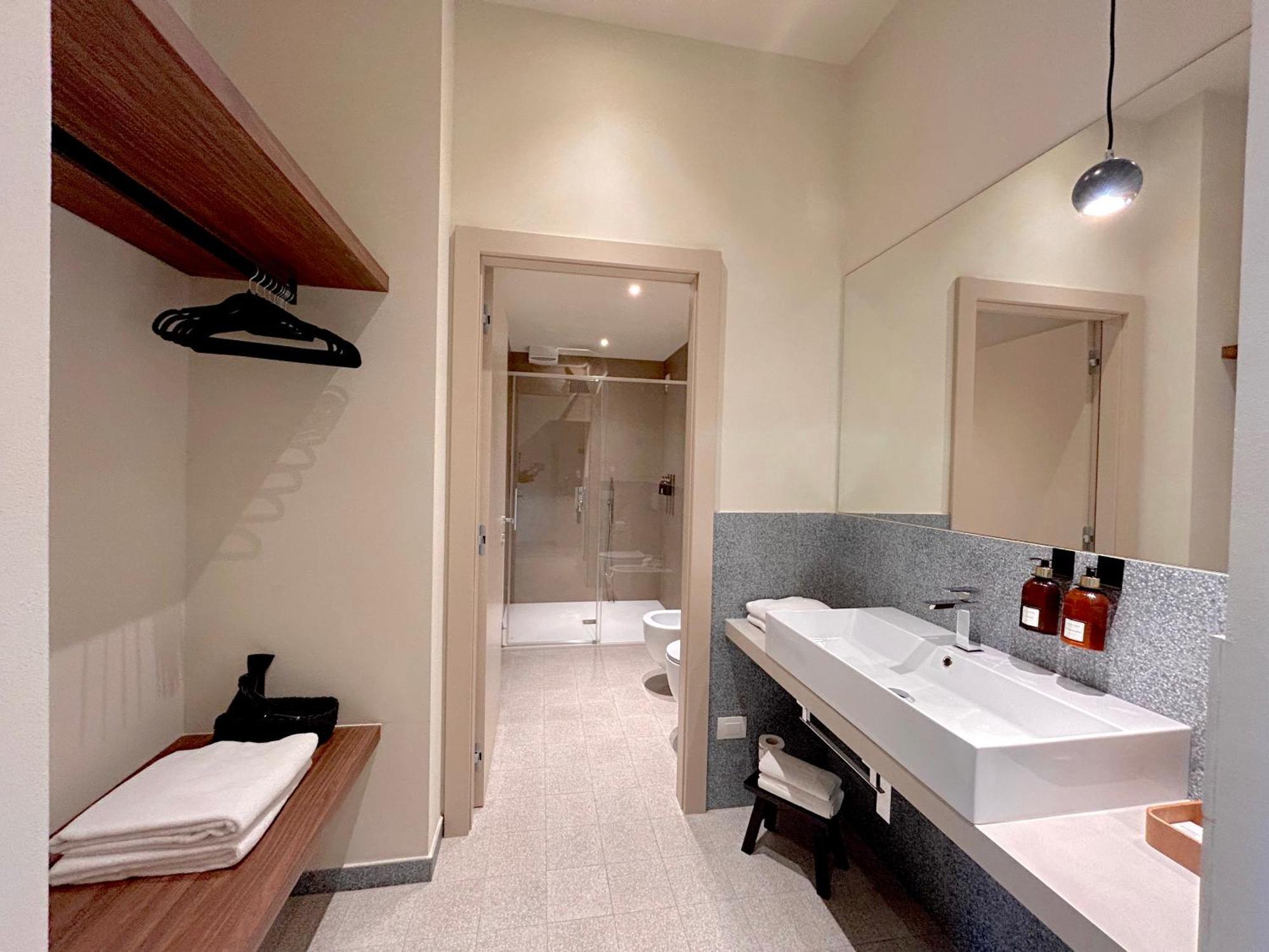 The Lake Suites Com - Luxury Stay In لاتيزي المظهر الخارجي الصورة