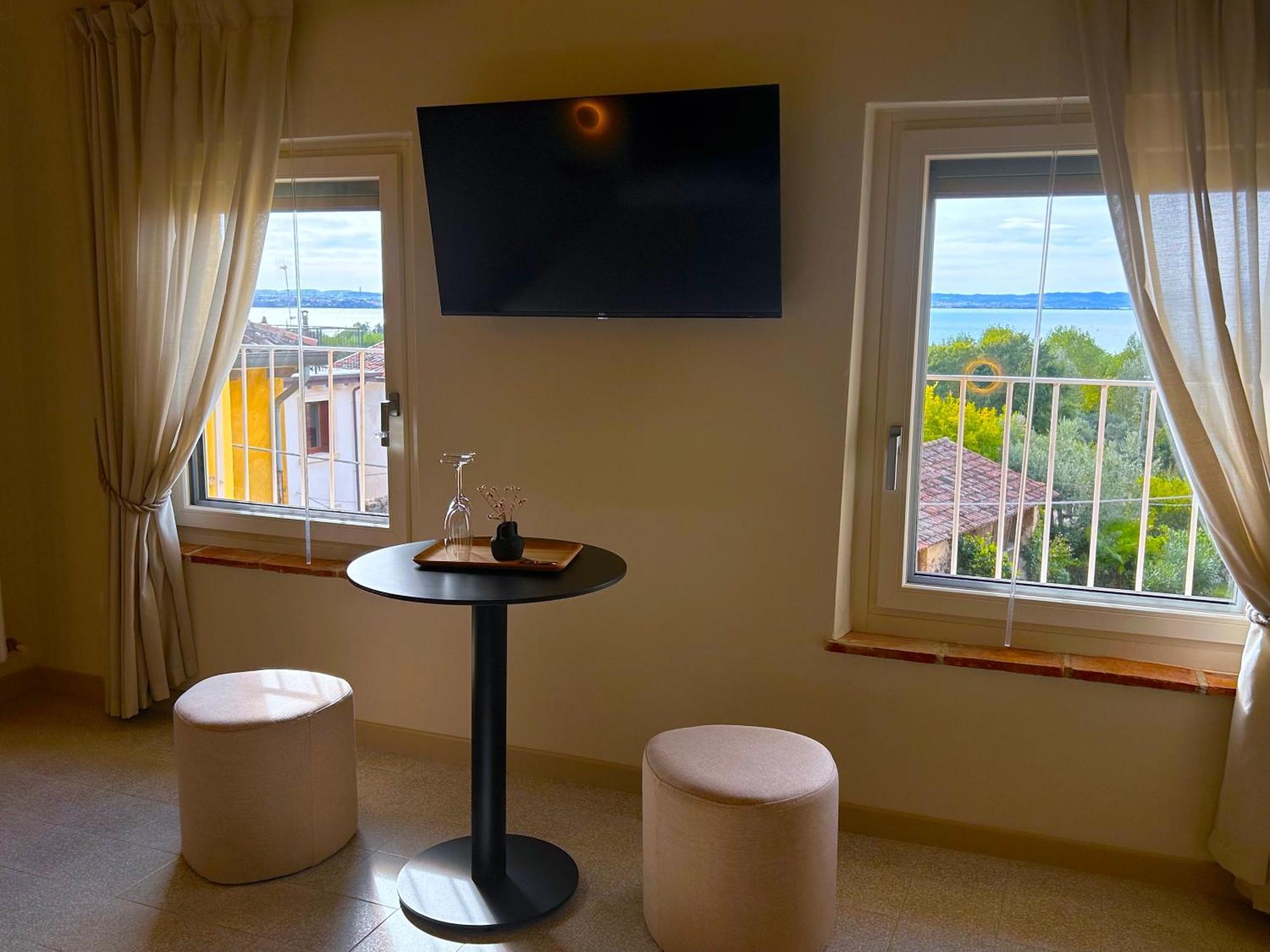 The Lake Suites Com - Luxury Stay In لاتيزي المظهر الخارجي الصورة