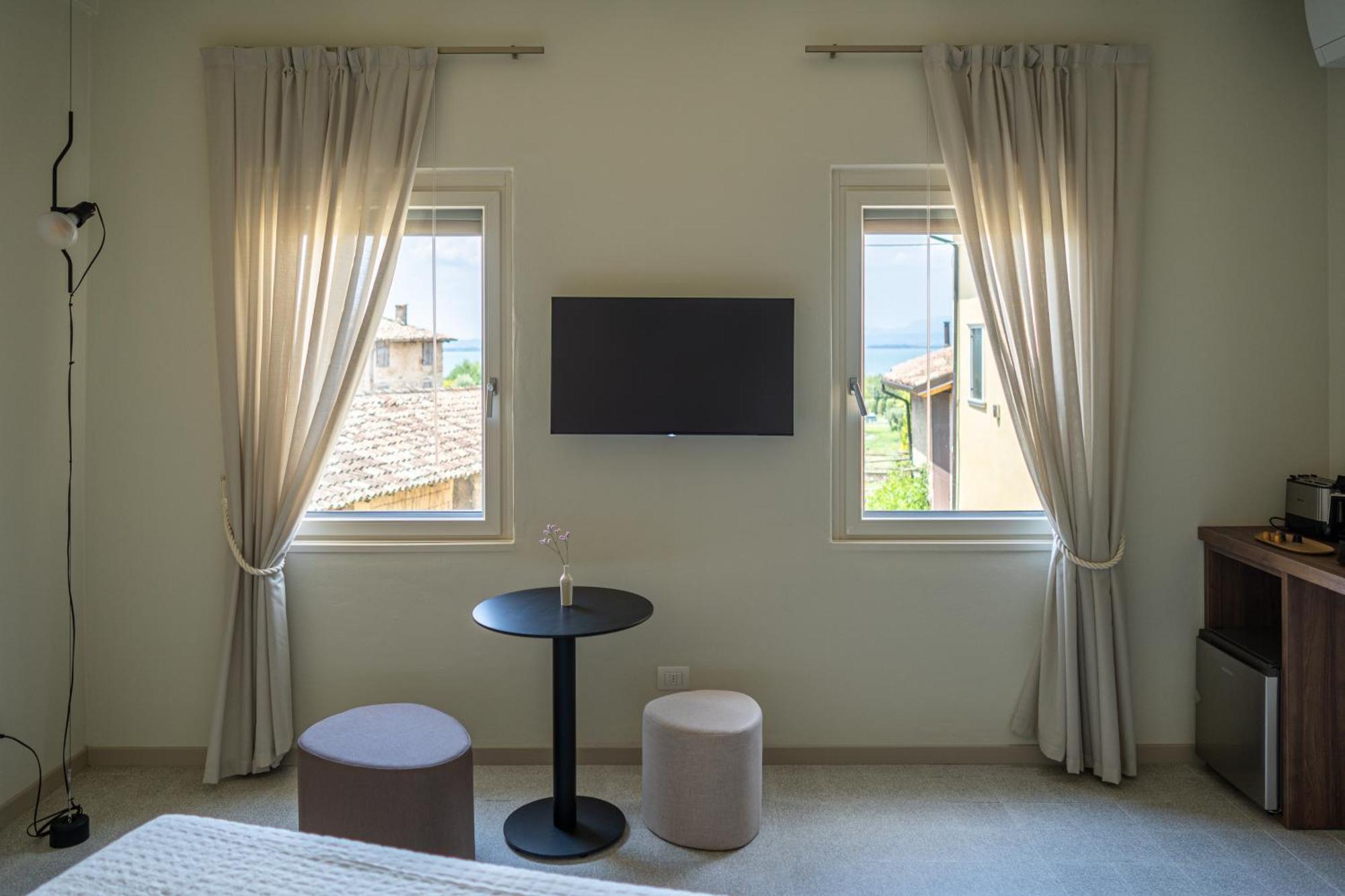 The Lake Suites Com - Luxury Stay In لاتيزي المظهر الخارجي الصورة