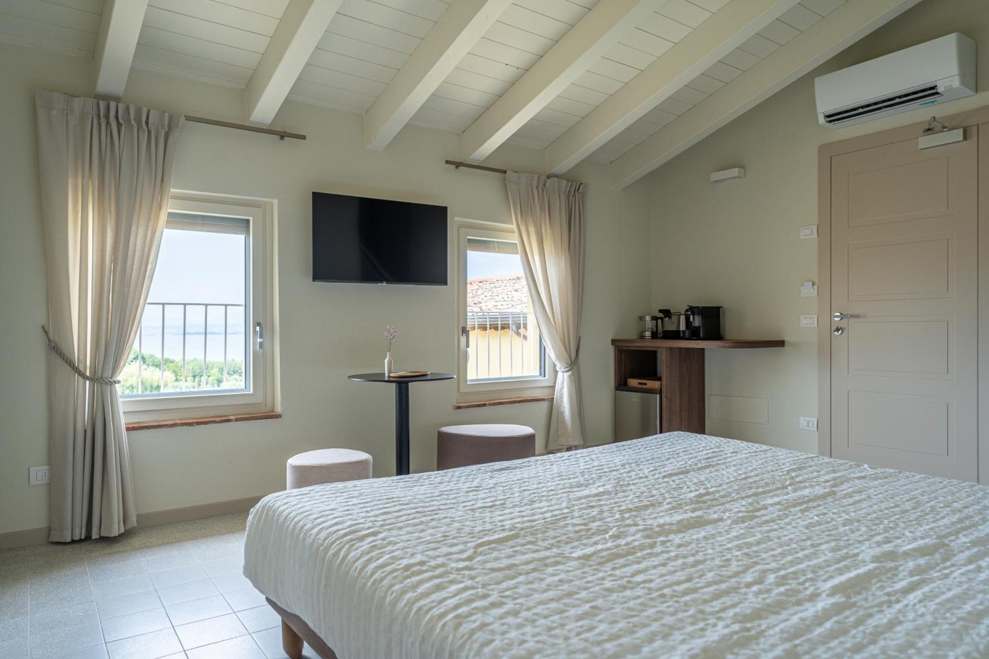 The Lake Suites Com - Luxury Stay In لاتيزي المظهر الخارجي الصورة