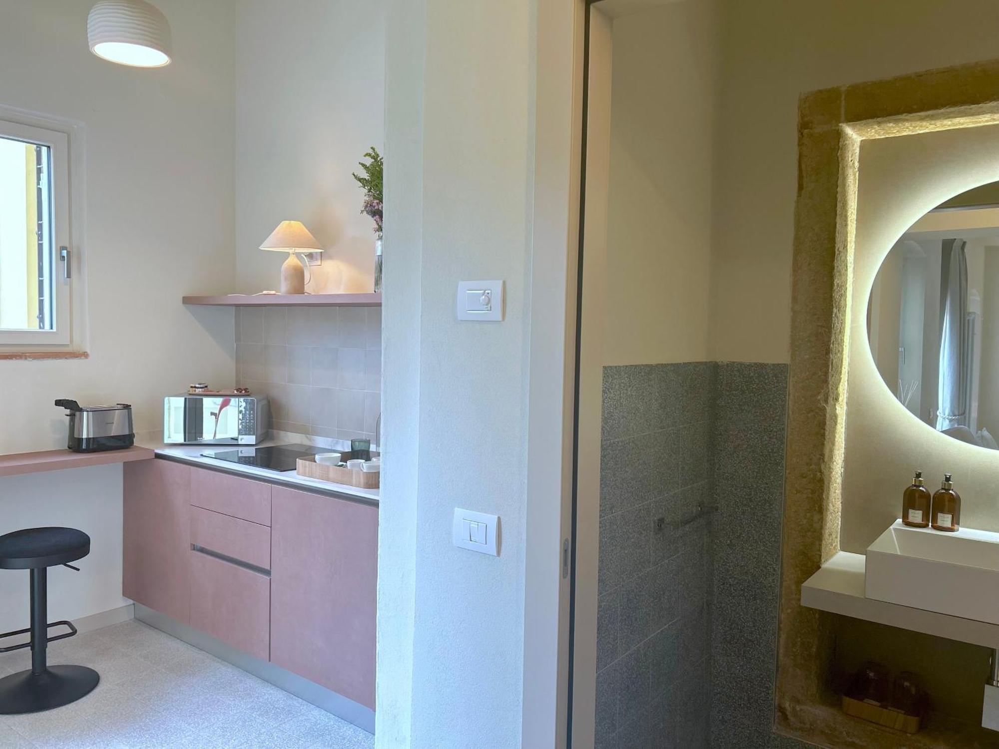 The Lake Suites Com - Luxury Stay In لاتيزي المظهر الخارجي الصورة