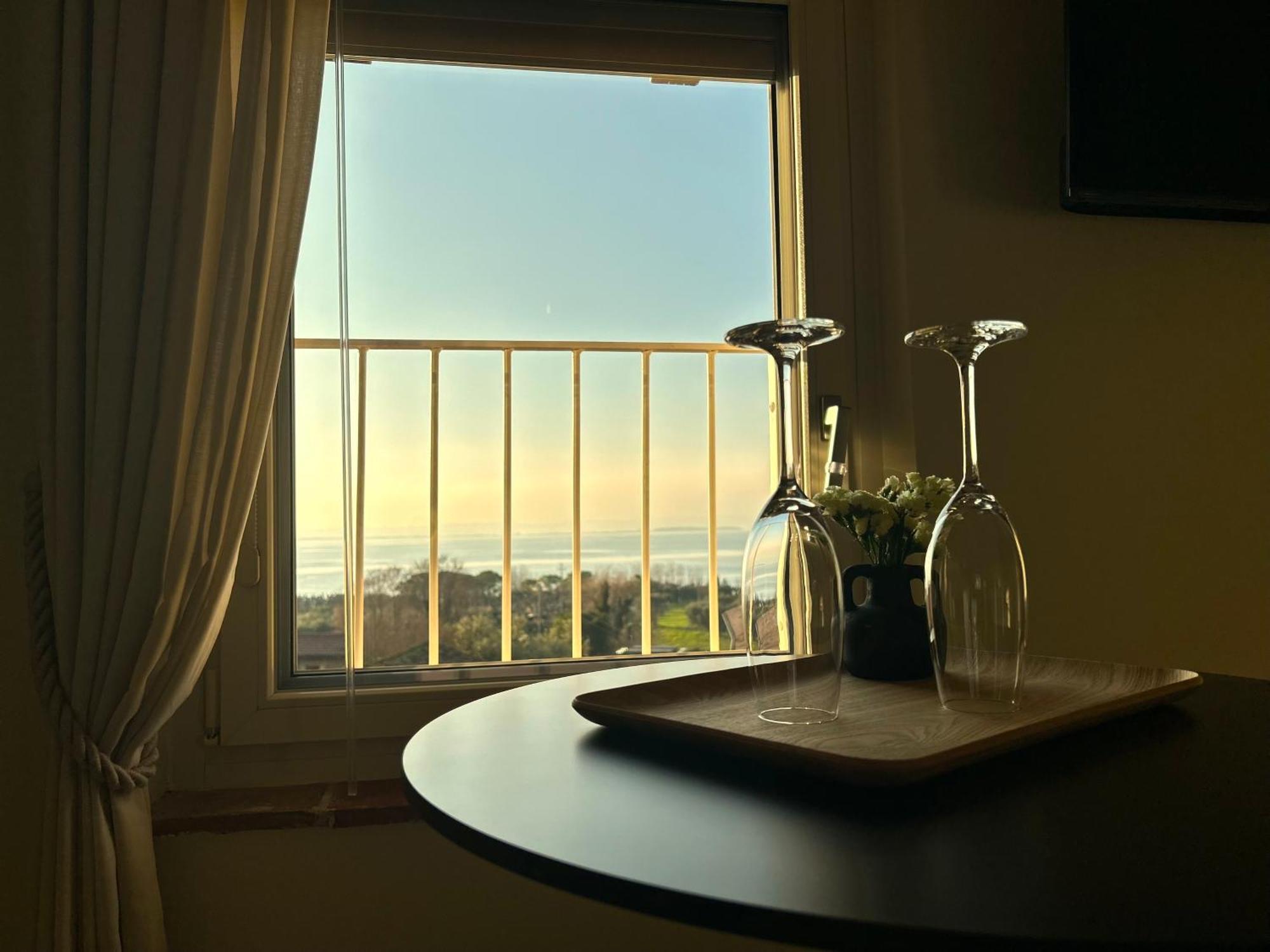 The Lake Suites Com - Luxury Stay In لاتيزي المظهر الخارجي الصورة