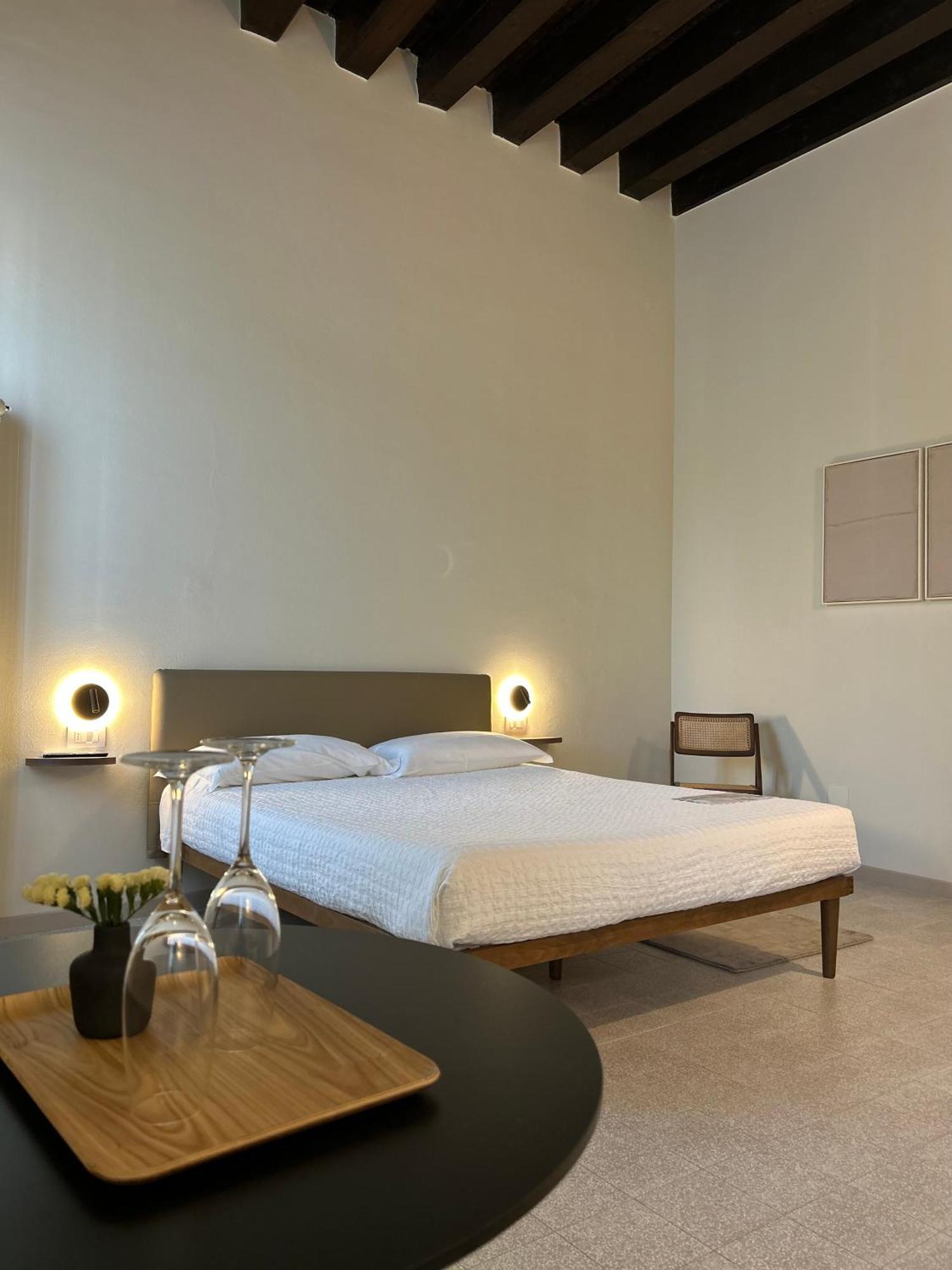The Lake Suites Com - Luxury Stay In لاتيزي المظهر الخارجي الصورة