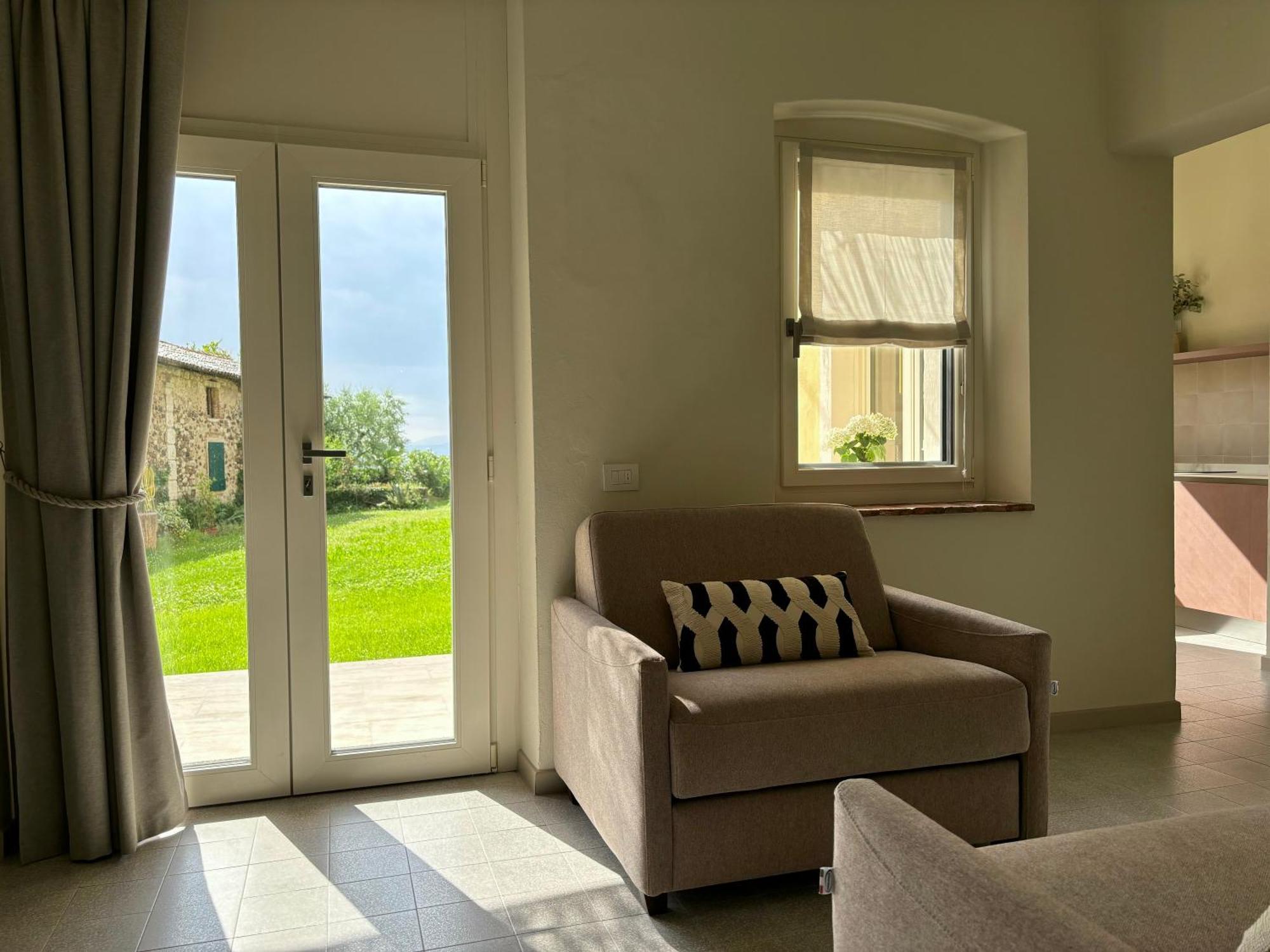 The Lake Suites Com - Luxury Stay In لاتيزي المظهر الخارجي الصورة